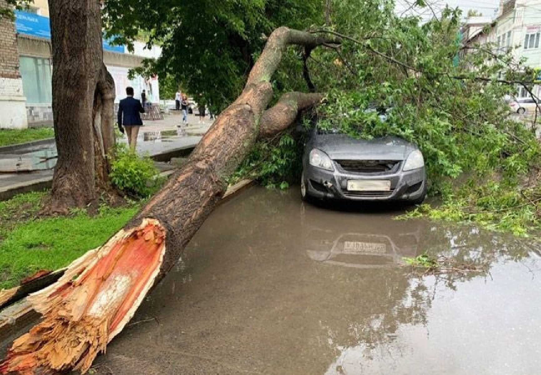 Бури в перми. Ураган в Пермском крае. Ураган в Перми 10 июля 2019. Вчерашний ураган в Перми. Последствия урагана в Перми.