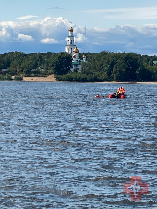 Учебно-тренировочные занятия по спасению условно-пострадавшего на водной акватории на реке Кама